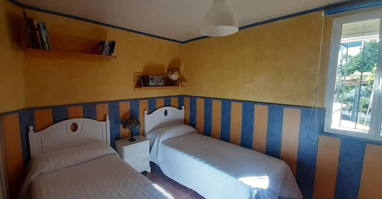Casa Luciita: Agradable Con Chimenea, Patio Y Bbq. Villa Ojen Holiday home