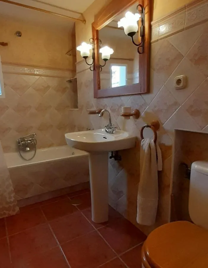 Casa Luciita: Agradable Con Chimenea, Patio Y Bbq. Villa Ojen Spain